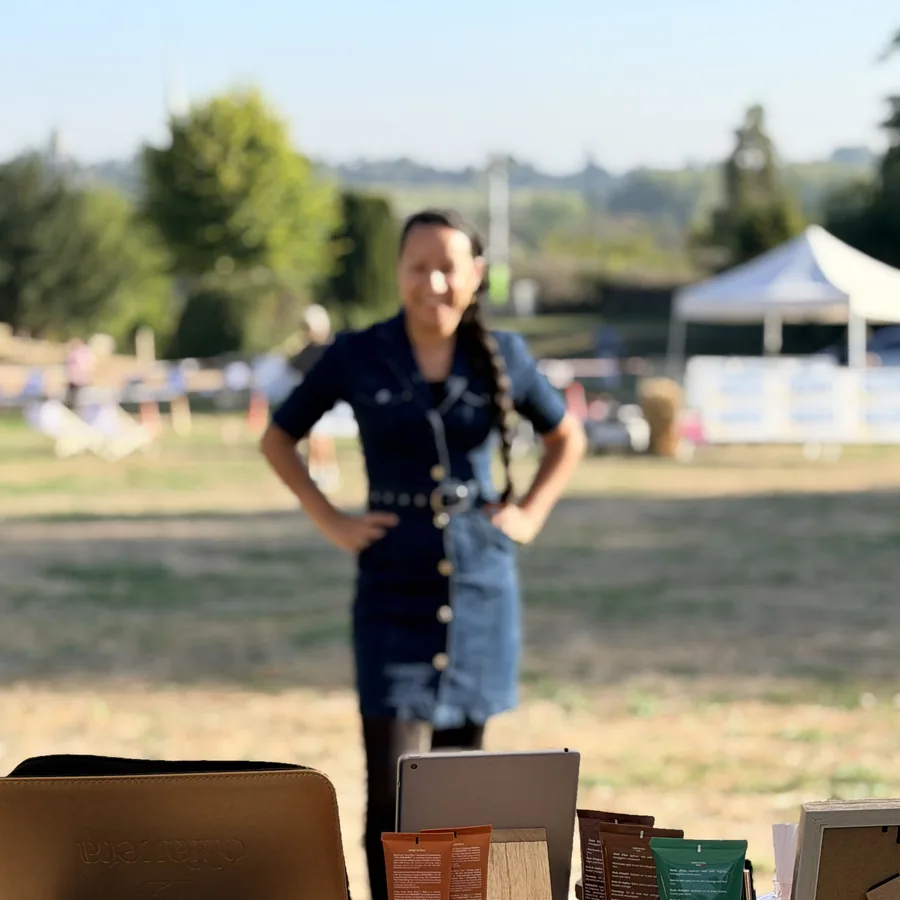 Aline, souriante, sur un stand en plein air