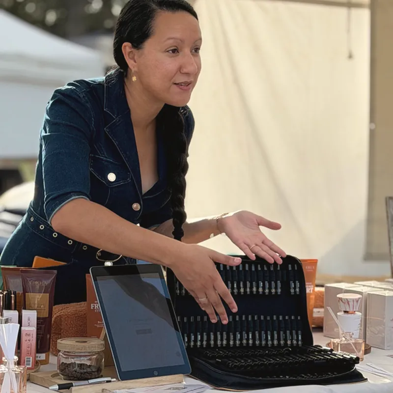Aline présente la mallette d'échantillons sur un stand
