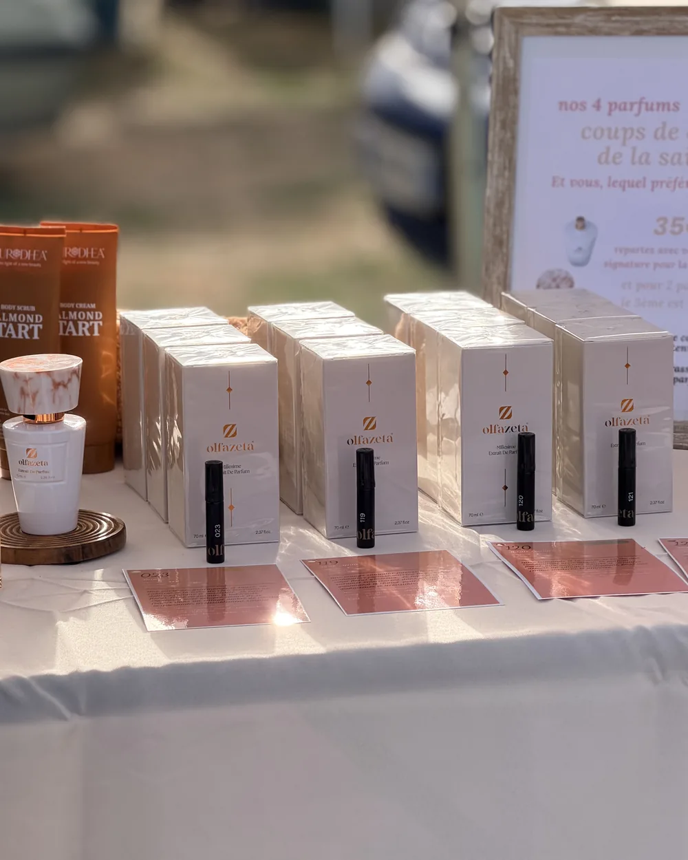 Étuis de parfum alignés sur la nappe blanche d'un stand