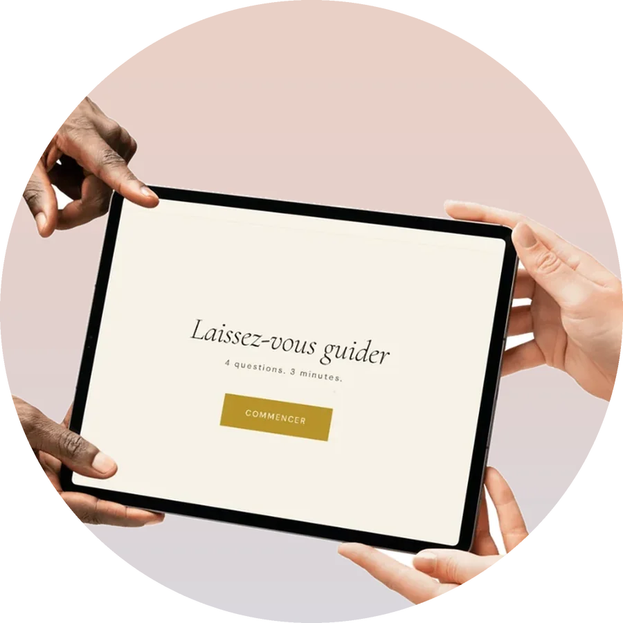 Deux personnes se passent la tablette, l'écran affiche « Laissez-vous guider, 4 questions, 3 minutes »