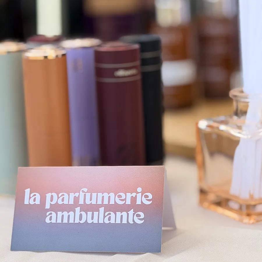 Étuis de parfum et chevalet « la parfumerie ambulante » sur un stand